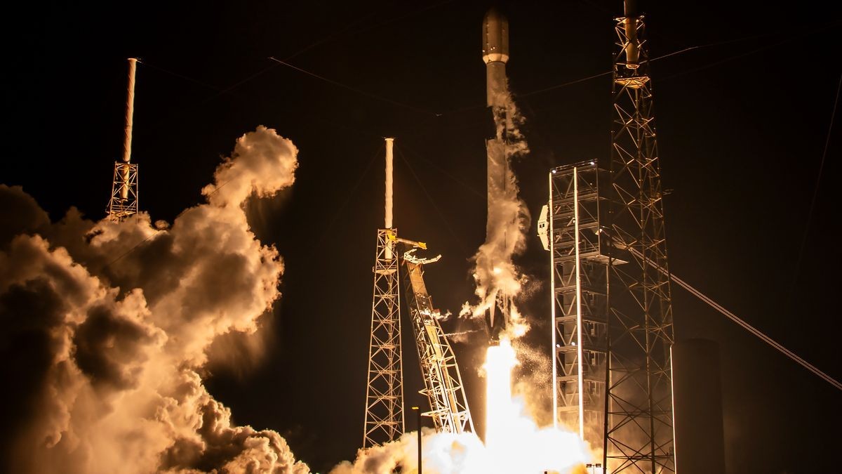SpaceX launches 23 Starlink satellites to orbit on brand-new Falcon 9 rocket after abort (photos)