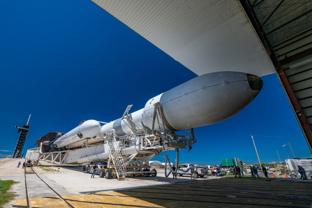 SpaceX rolls Falcon Heavy rocket out to pad for GOES-U weather satellite launch (photos)