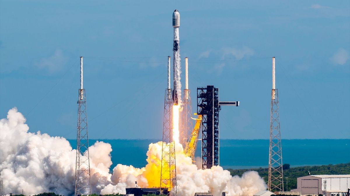 From the Cape to the constellation: SpaceX launches 27 more Starlink satellites (video)