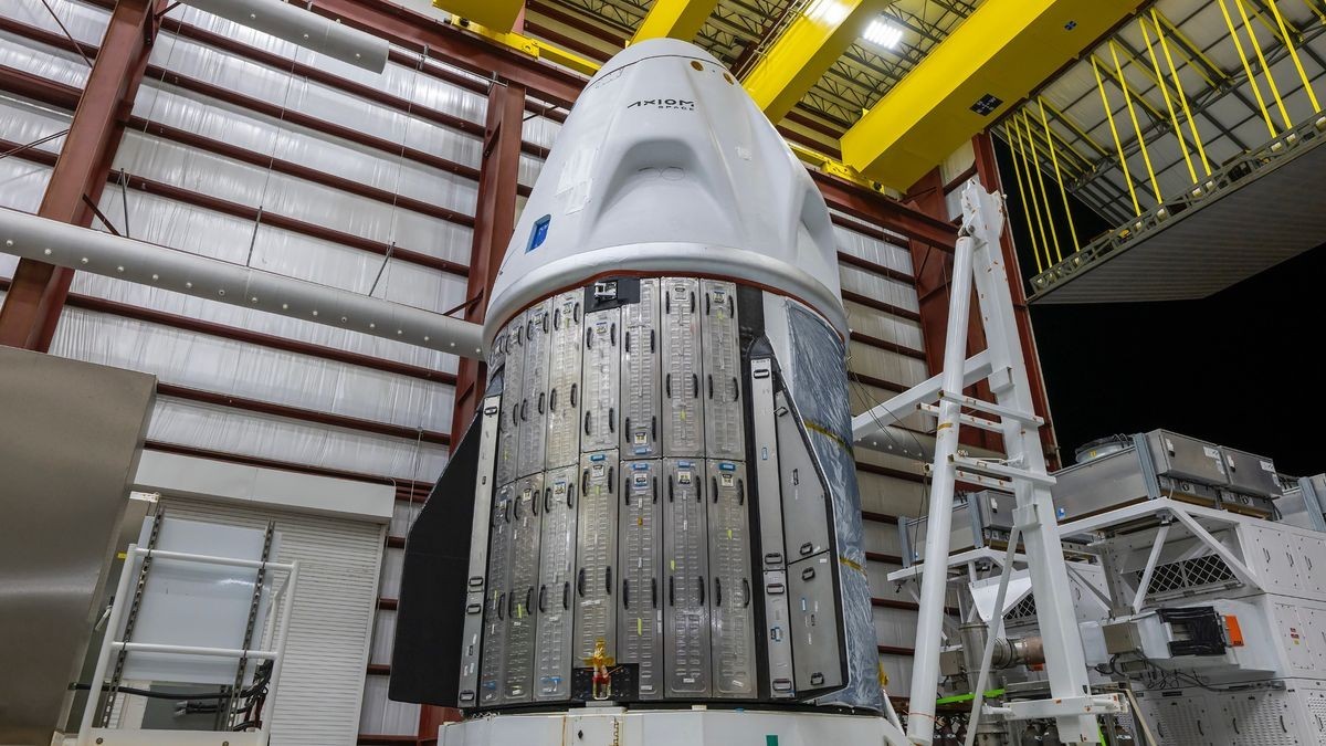 Brand-new SpaceX Crew Dragon capsule arrives at pad for June 10 astronaut launch (photo)