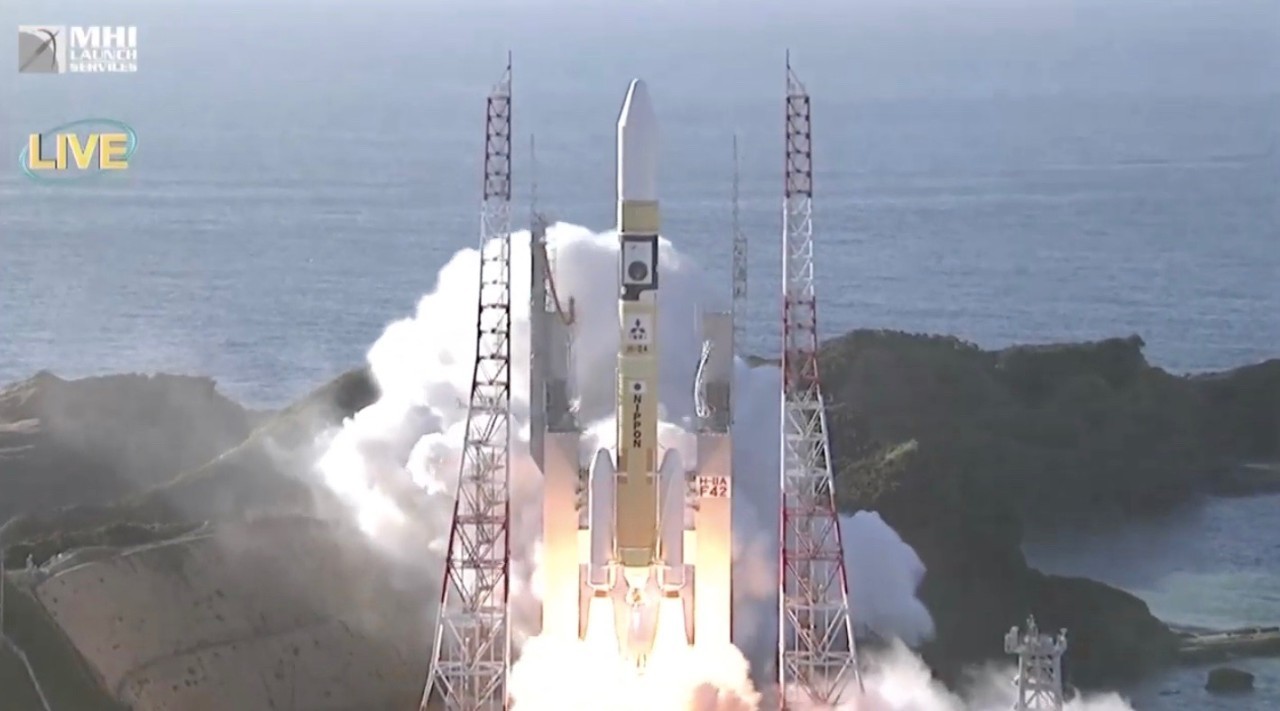 Japanese rocket launches radar spy satellite