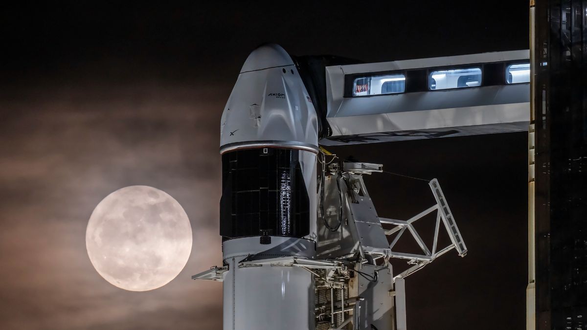June full moon shines on SpaceX Dragon | Space photo of the day for June 12, 2025
