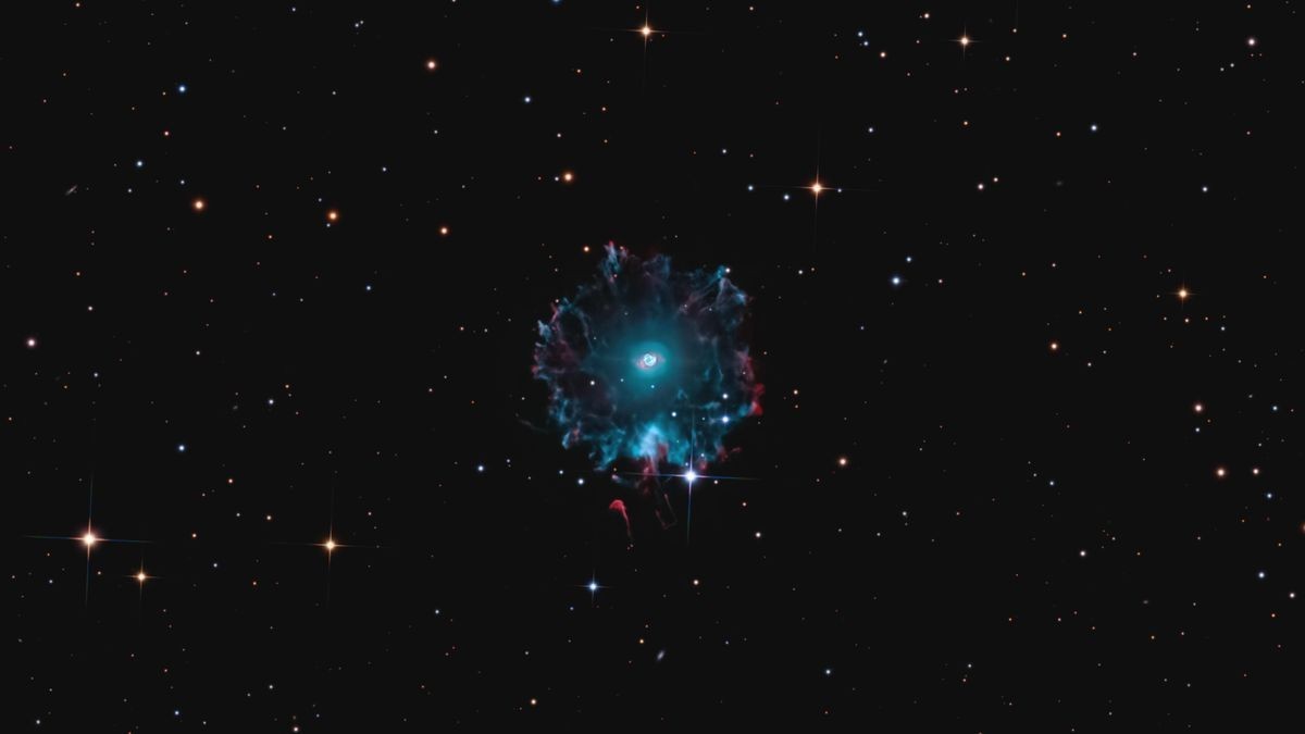 Amateur astronomer captures ghostly outer shell of the Cat's Eye Nebula (photo)