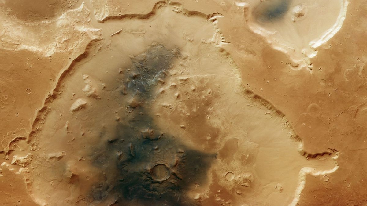 European Mars orbiter spies crumbling crater 'soaked in layers of Martian history' (photo)