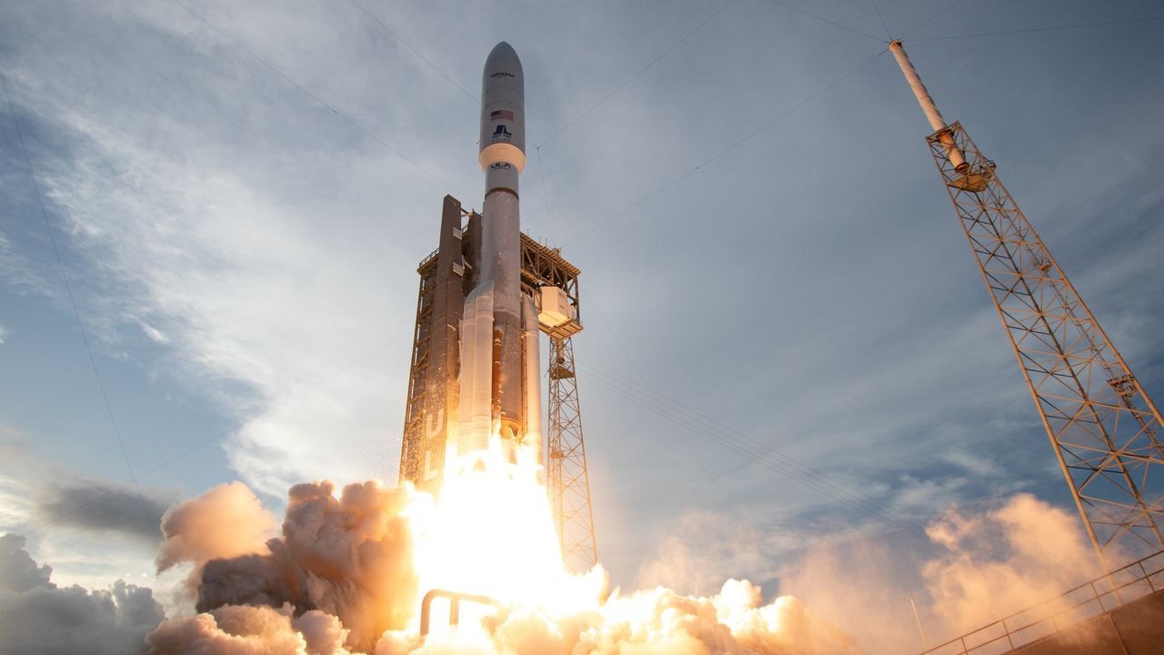 Watch Atlas V rocket launch huge communications satellite to orbit today