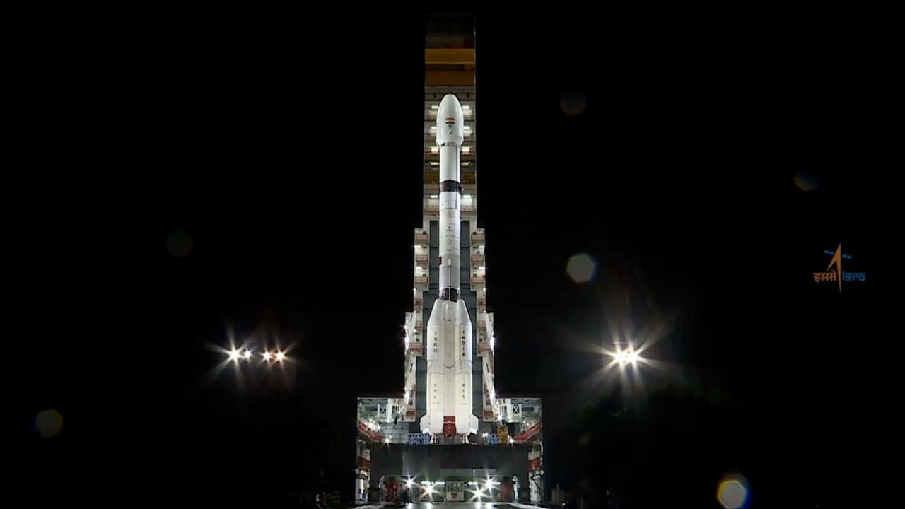 India rolls out rocket for July 30 launch of powerful NISAR Earth-observing satellite (video)