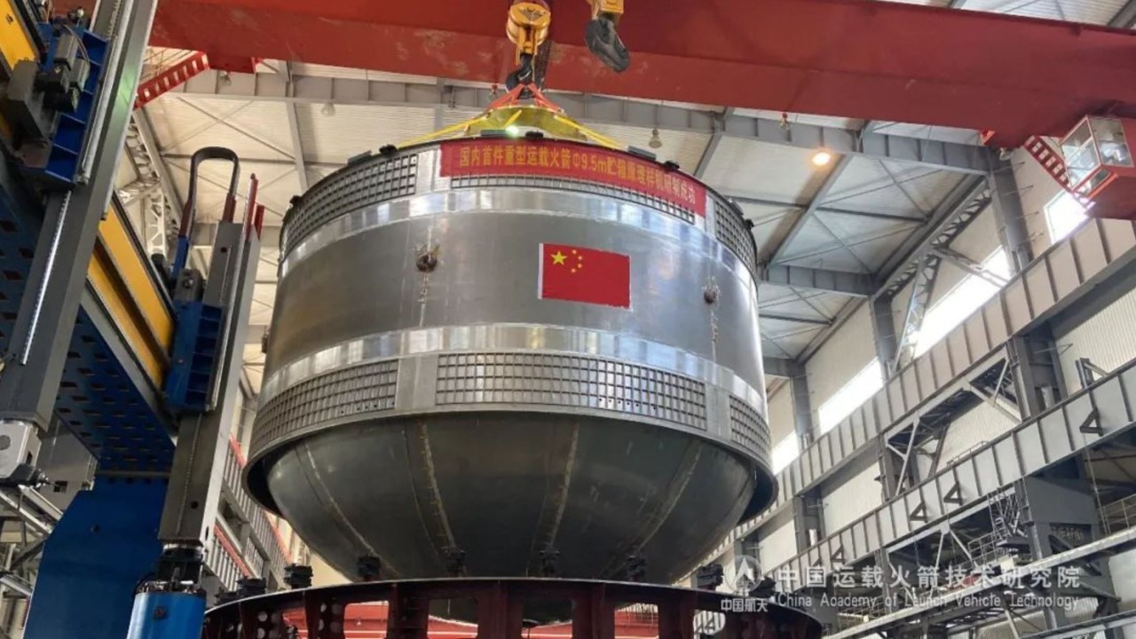 China builds huge propellant tank for massive future rocket (photos)