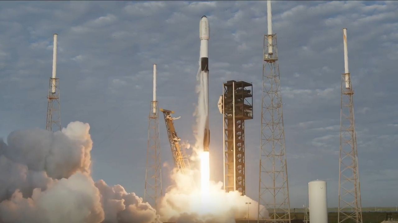 SpaceX launches 28 Starlink satellites into orbit from Florida on heels of California liftoff (video)