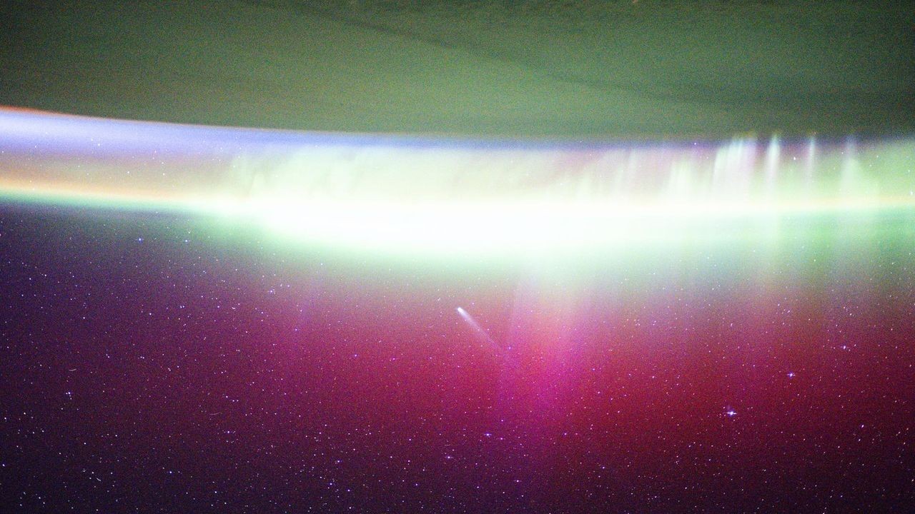 ISS astronauts see comet Lemmon 'absorbed' by aurora | Space photo of the day for Nov. 20, 2025