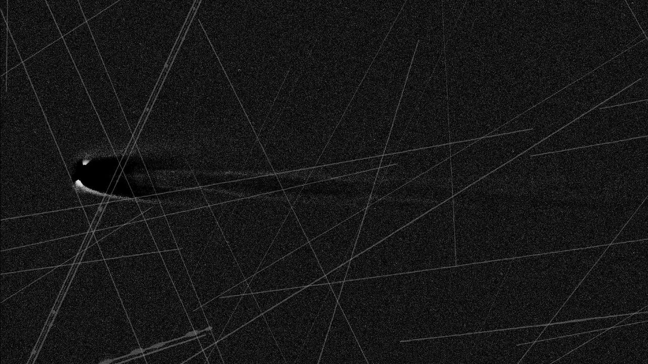 Comet Lemmon photos are plagued by satellite streaks. Here's how amateur astronomers face the problem