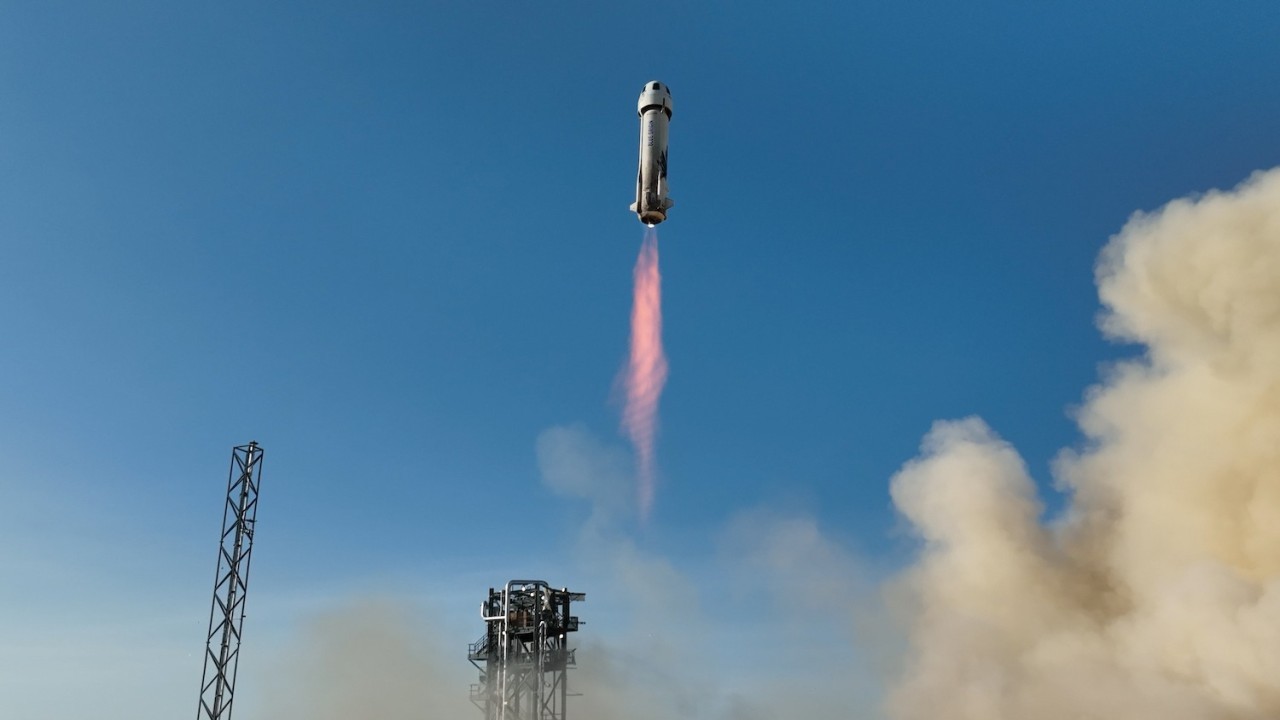 Launch photos: Blue Origin's NS-22 spaceflight sends 6 space tourists off Earth