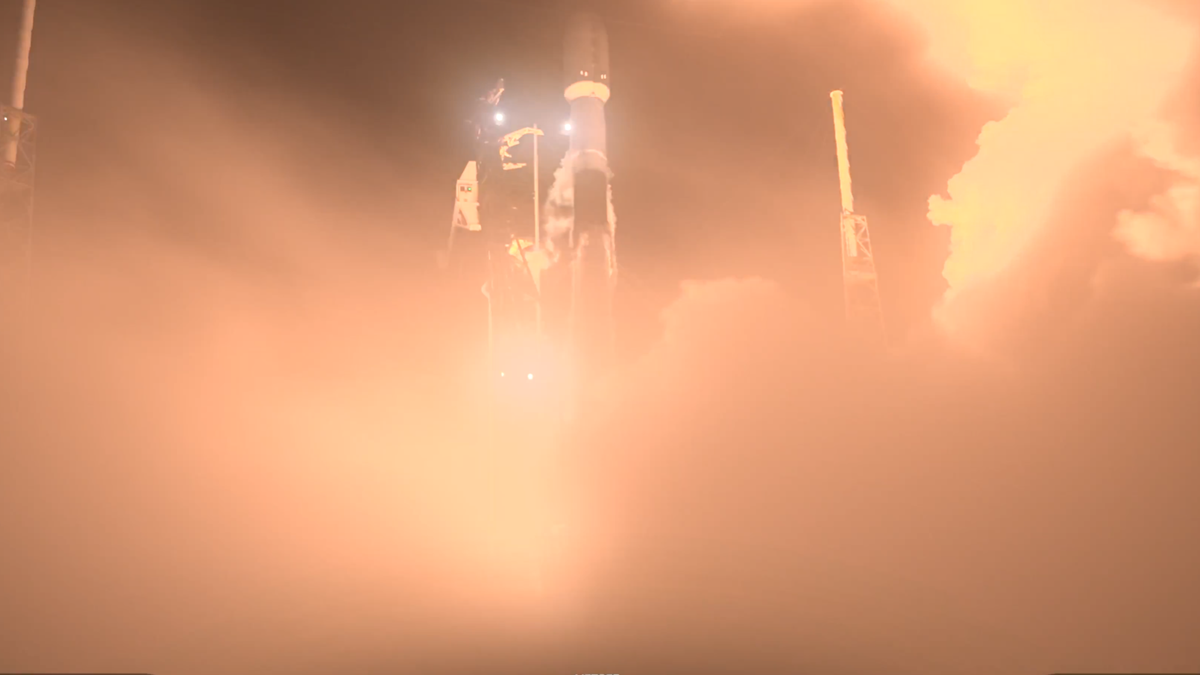 SpaceX launches 27 Starlink satellites from Florida (video)