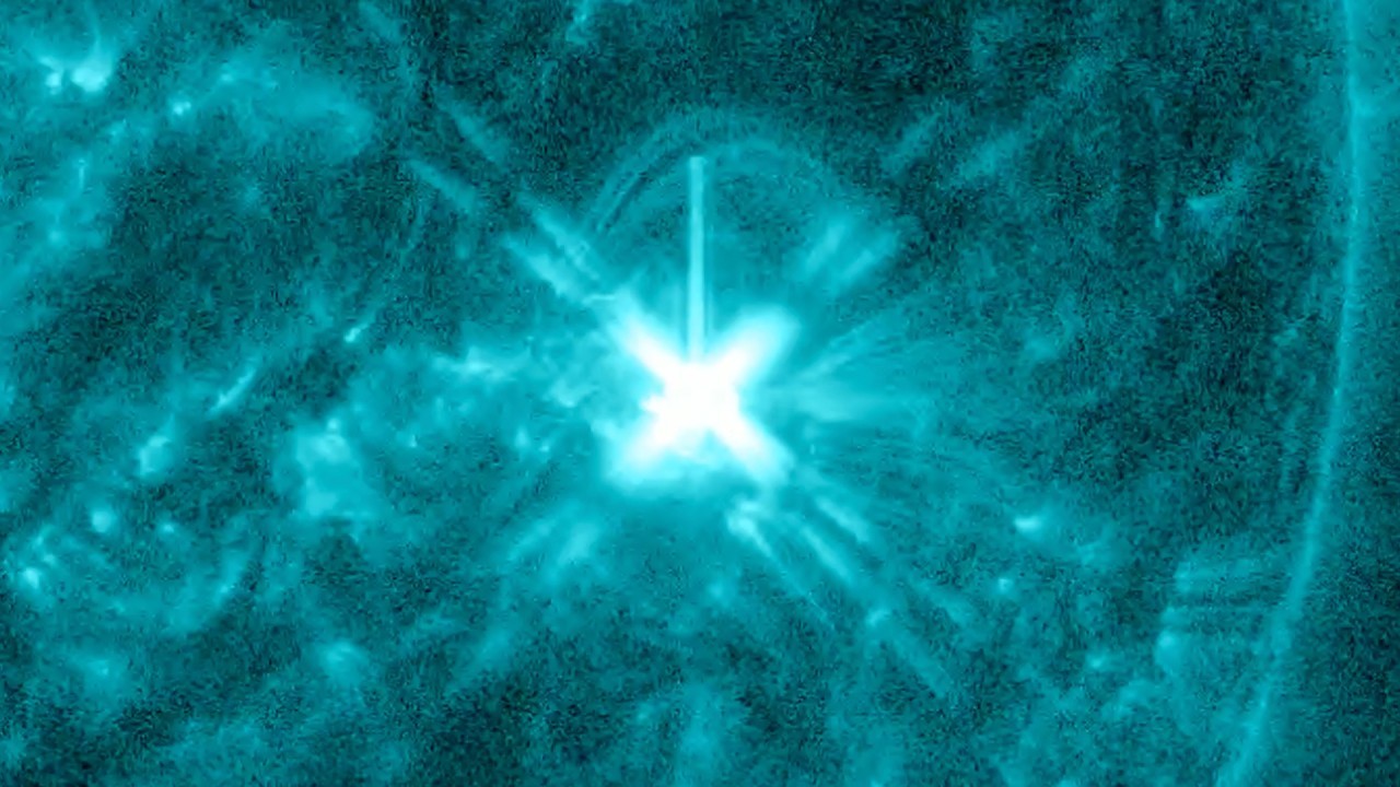 Powerful solar flare eruption from 'sneaky' sunspot triggers widespread radio blackouts (video)