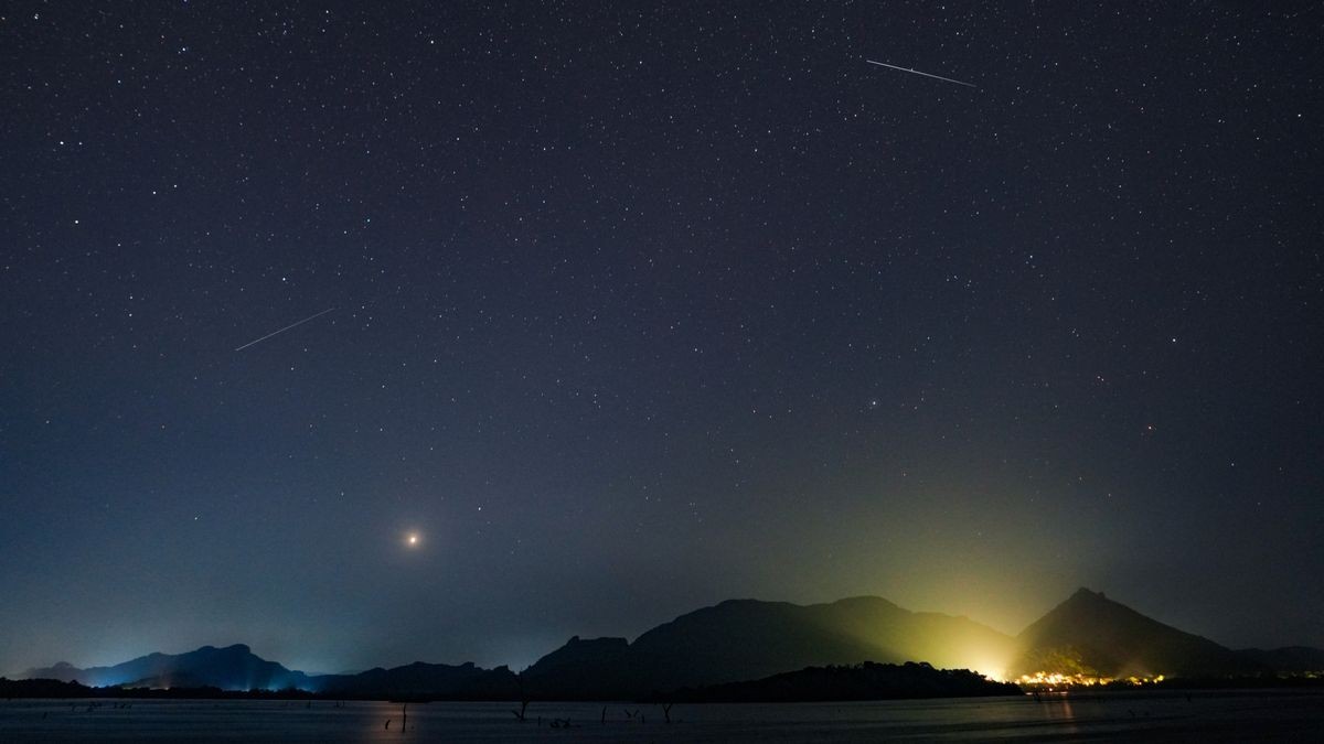 Eta Aquarid meteor shower 2025 delights stargazers around the world with dramatic shooting stars (photos)