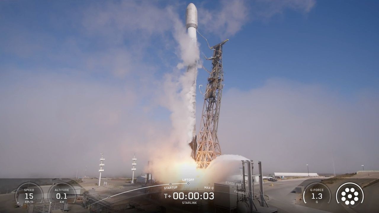 SpaceX launches 24 Starlink satellites to orbit from California (photos)