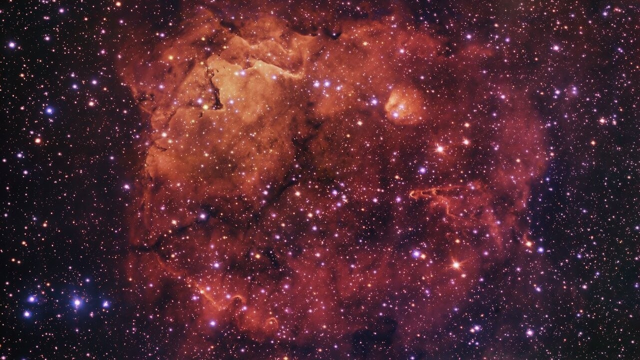 Can you see the cosmic 'cat' grinning into one of the world's largest telescopes in this photo? (video)