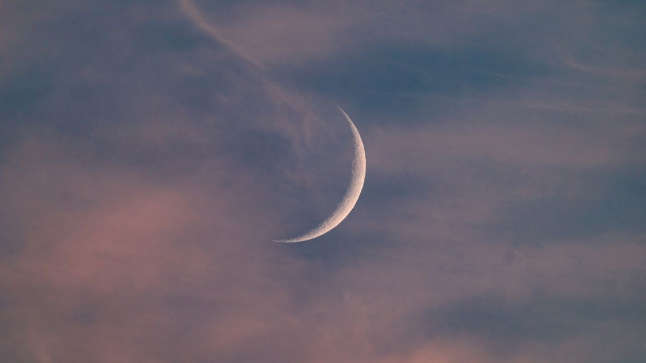 See Mars shine close to the waxing crescent moon after sunset on July 28