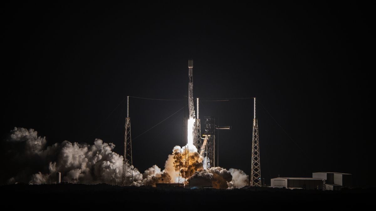 SpaceX Falcon 9 rocket launches 28 Starlink satellites to orbit from Florida (photos)