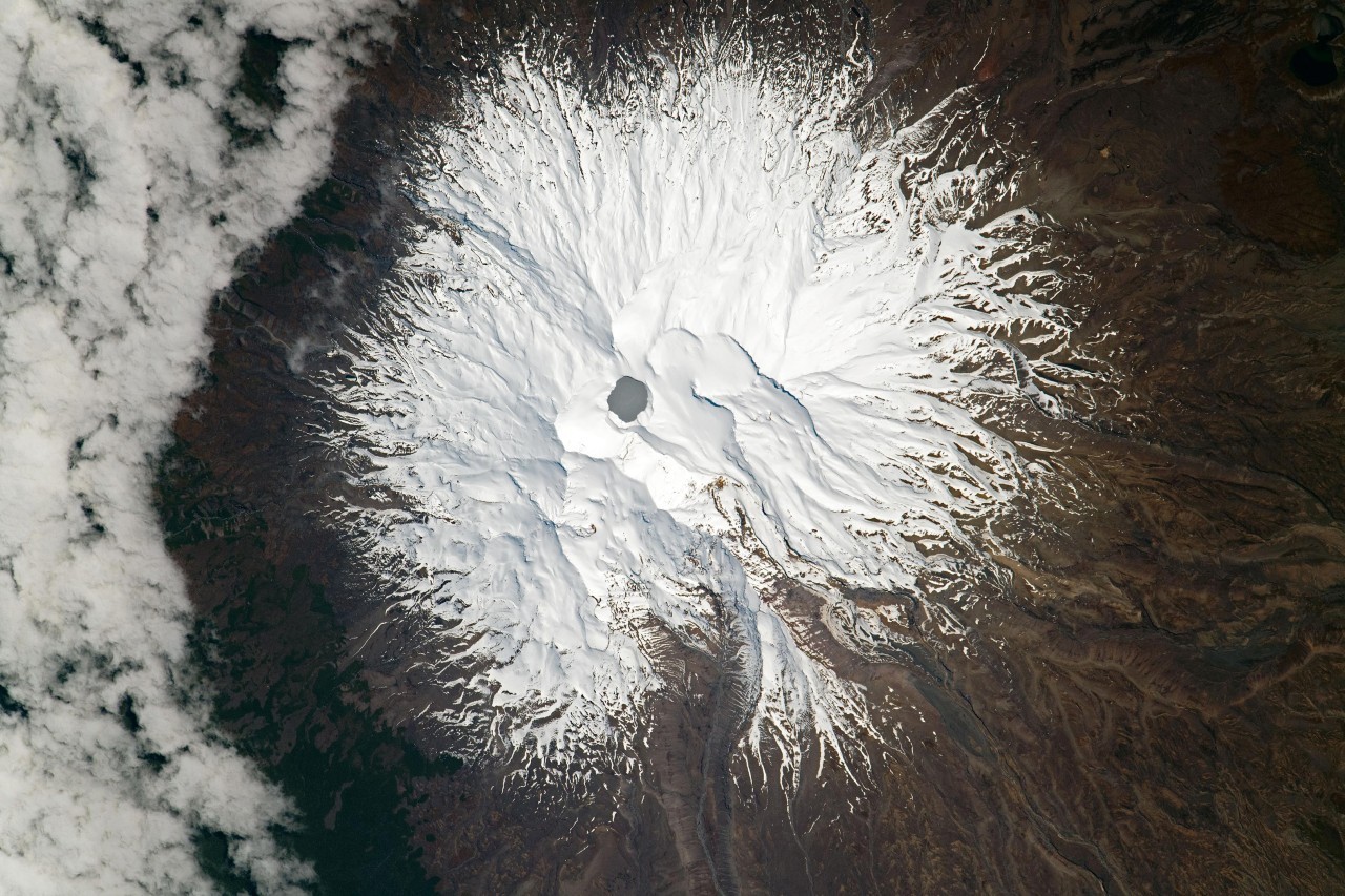 Acid lake atop real-life 'Mount Doom' captured in striking new image from space station