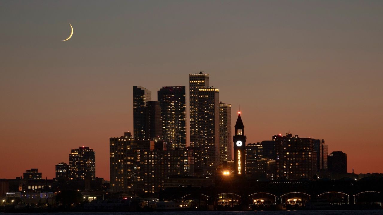 Catch the crescent moon make a fleeting appearance with Mars at sunset on Sept. 24