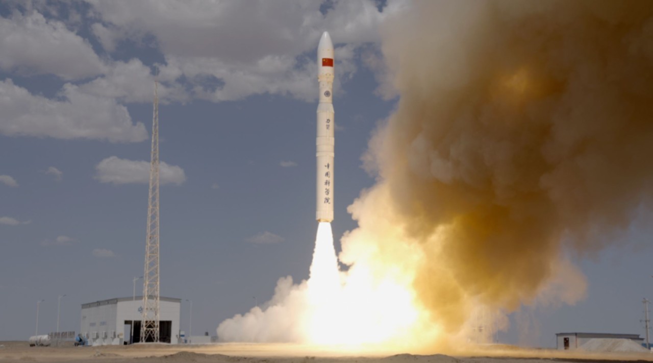 Big new Chinese rocket lofts 6 experimental satellites on debut launch (video)