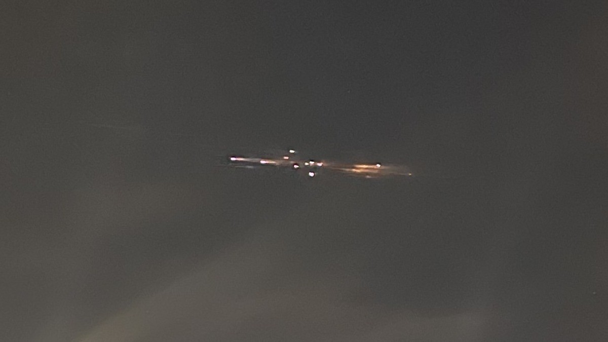 SpaceX Dragon debris lights up sky in bright fireball over western US during reentry (video)