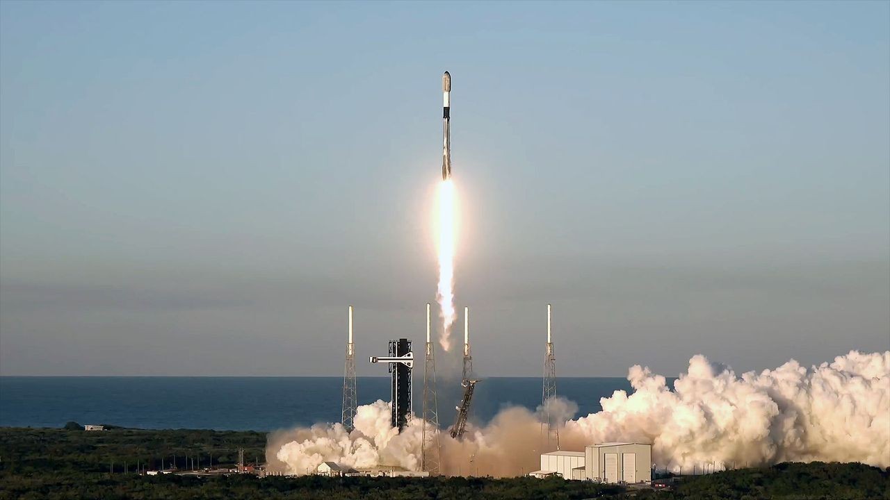 SpaceX launches Starlink satellites from Florida on worldwide 300th orbital flight of 2025 (video)