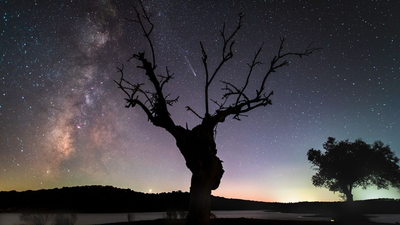 Stunning twilight photo captures comet bidding farewell to Earth for 80,000 years