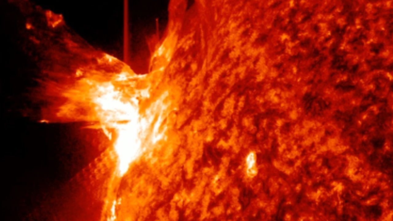 Sun unleashes powerful X-class solar flare, knocking out radio signals across Australia