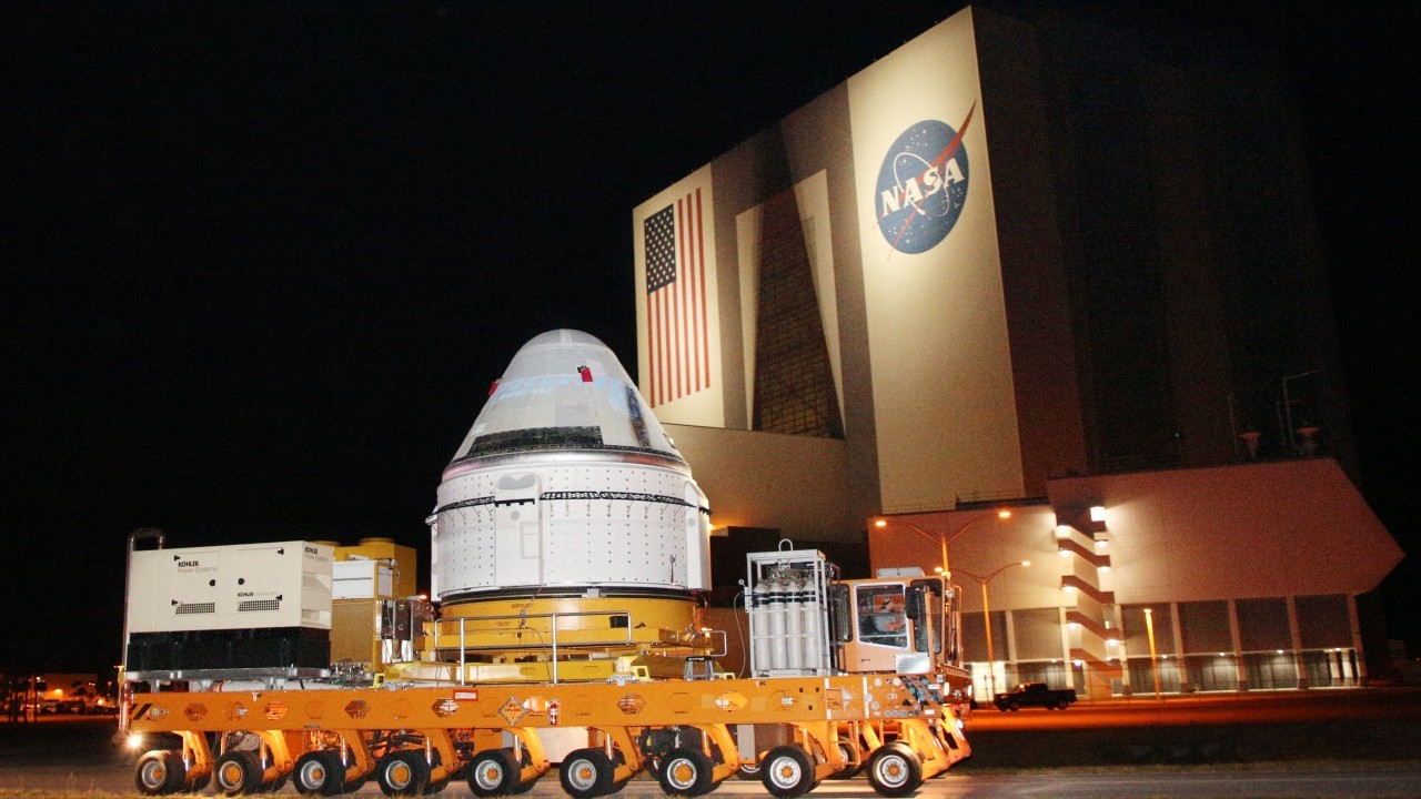 Boeing Starliner spacecraft rolls out to Atlas V rocket ahead of 1st astronaut launch (photos)