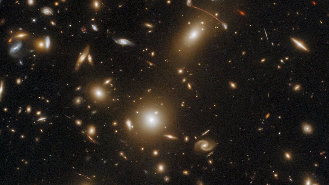 Hubble Space Telescope shows distortions of massive galaxy cluster in stunning image