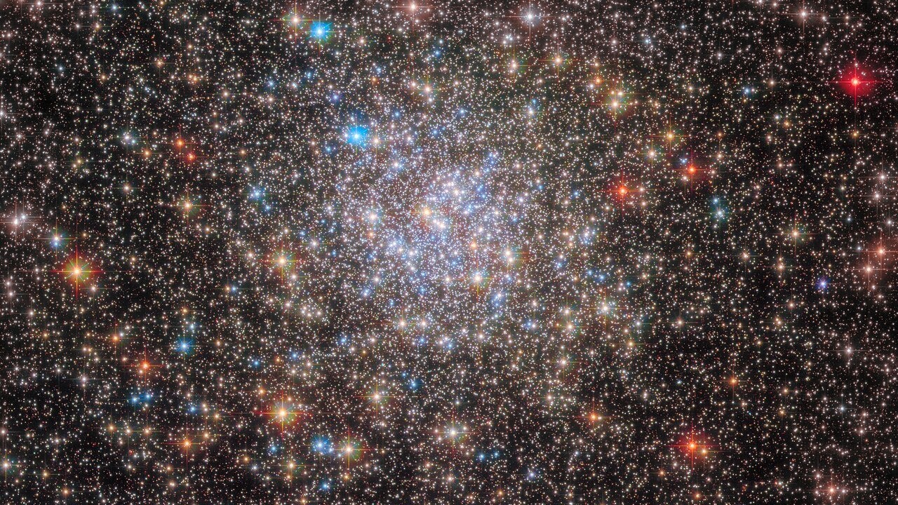 Hubble Space Telescope captures chaotic globular cluster near Milky Way's core