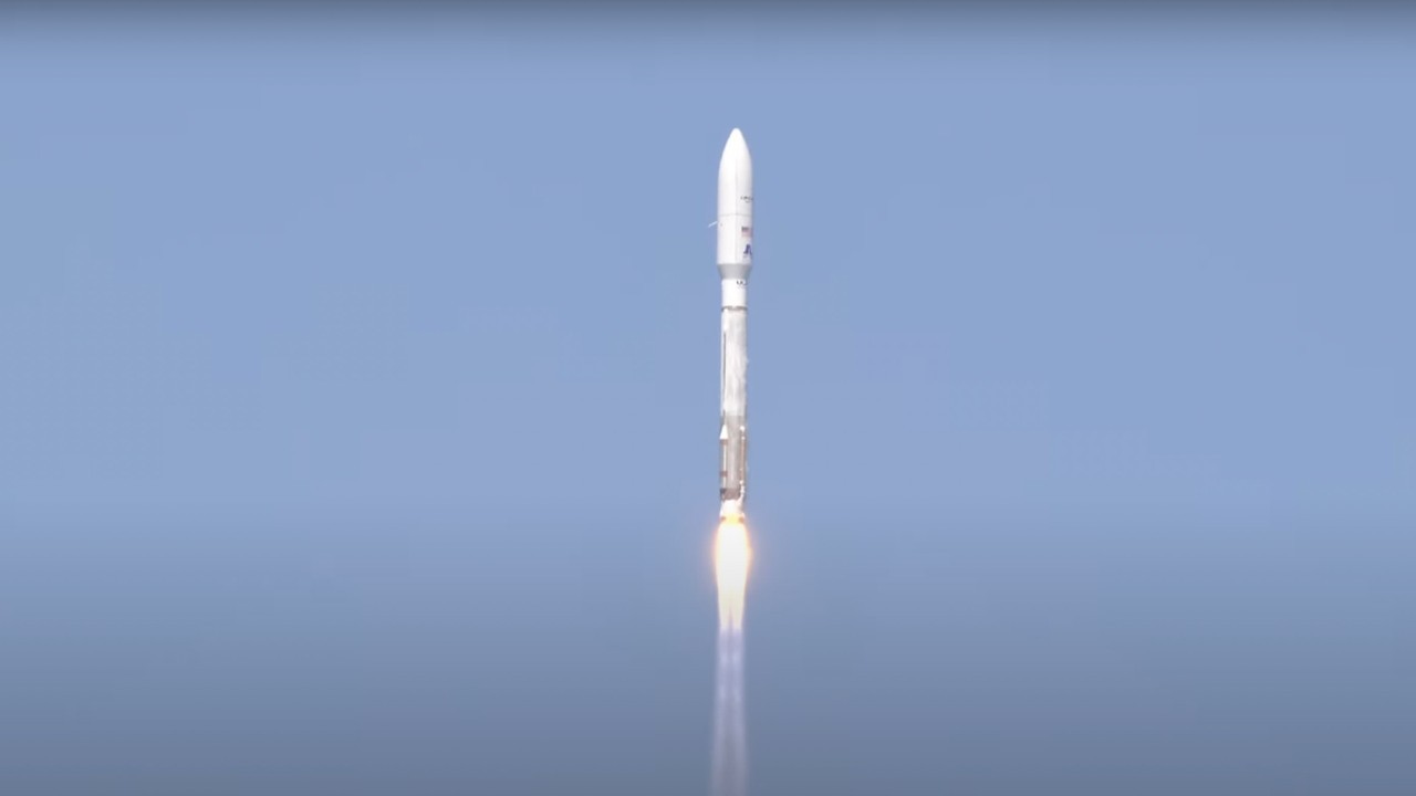 Atlas V rocket launches Amazon's 1st 2 internet satellites to orbit (video)