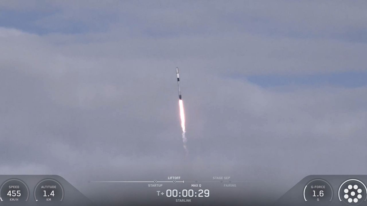 SpaceX launches 24 Starlink internet satellites to orbit from California (video)