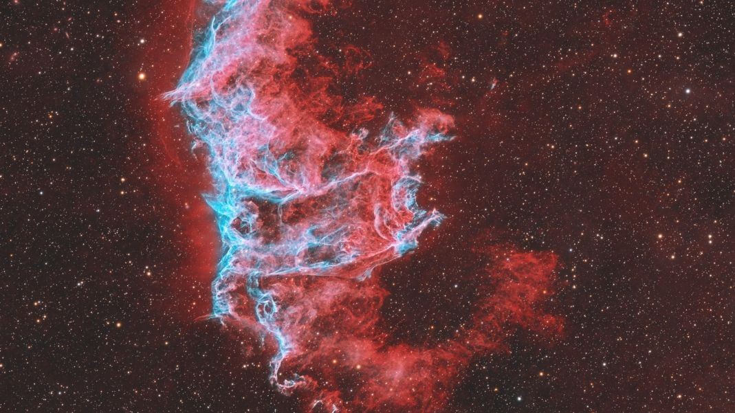 Astrophotographer spies an ancient supernova remnant shining in the wing of a cosmic swan (photo)