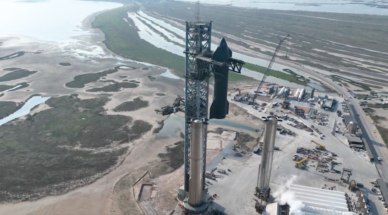 SpaceX stacks giant Starship rocket again to prep for test flight (video)
