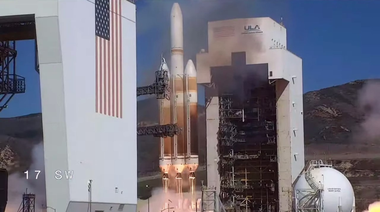 Powerful Delta IV Heavy rocket launches US spy satellite on final flight from California