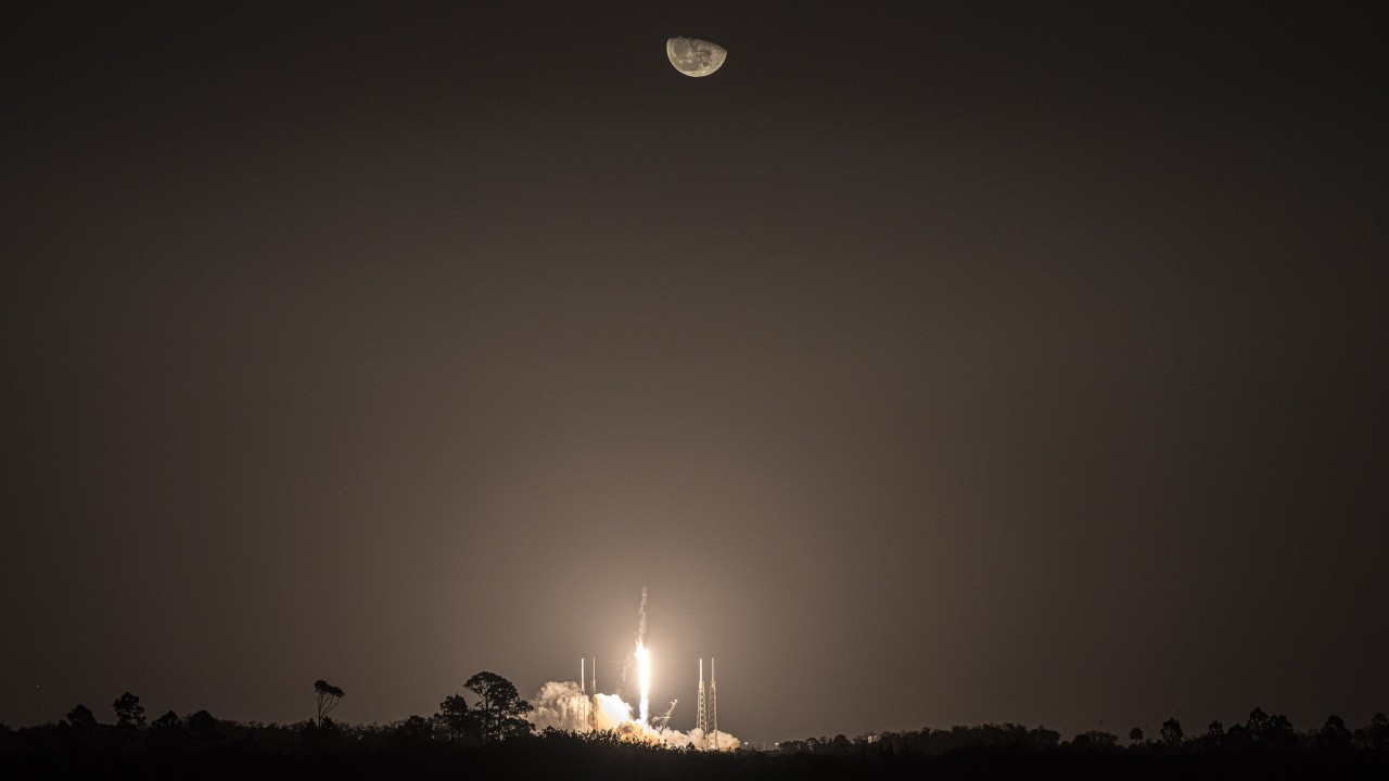 SpaceX Starlink launch grazes the moon in gorgeous photos