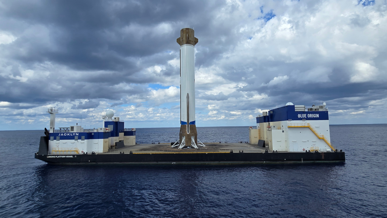 Watch Blue Origin's huge New Glenn rocket ace its epic landing on a ship at sea (video)