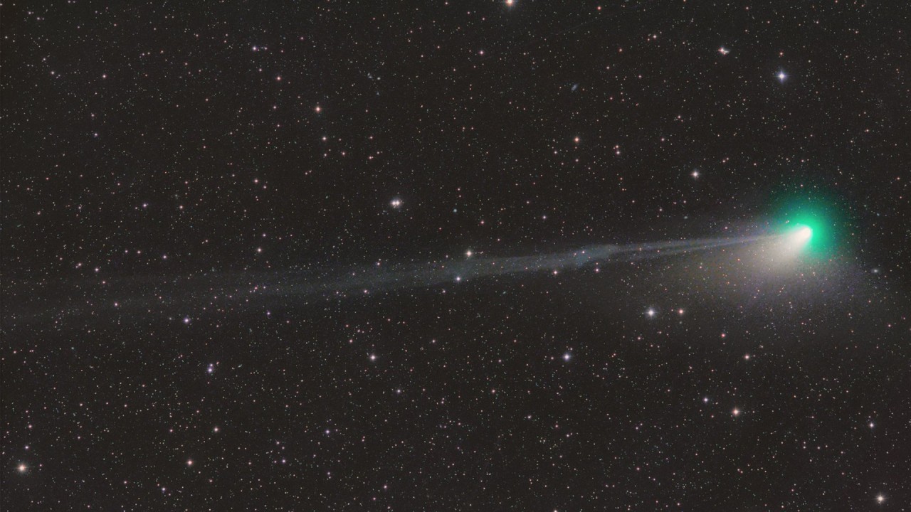 Brilliant green comet loses part of its tail to solar storm in this stunning astrophotographer photo