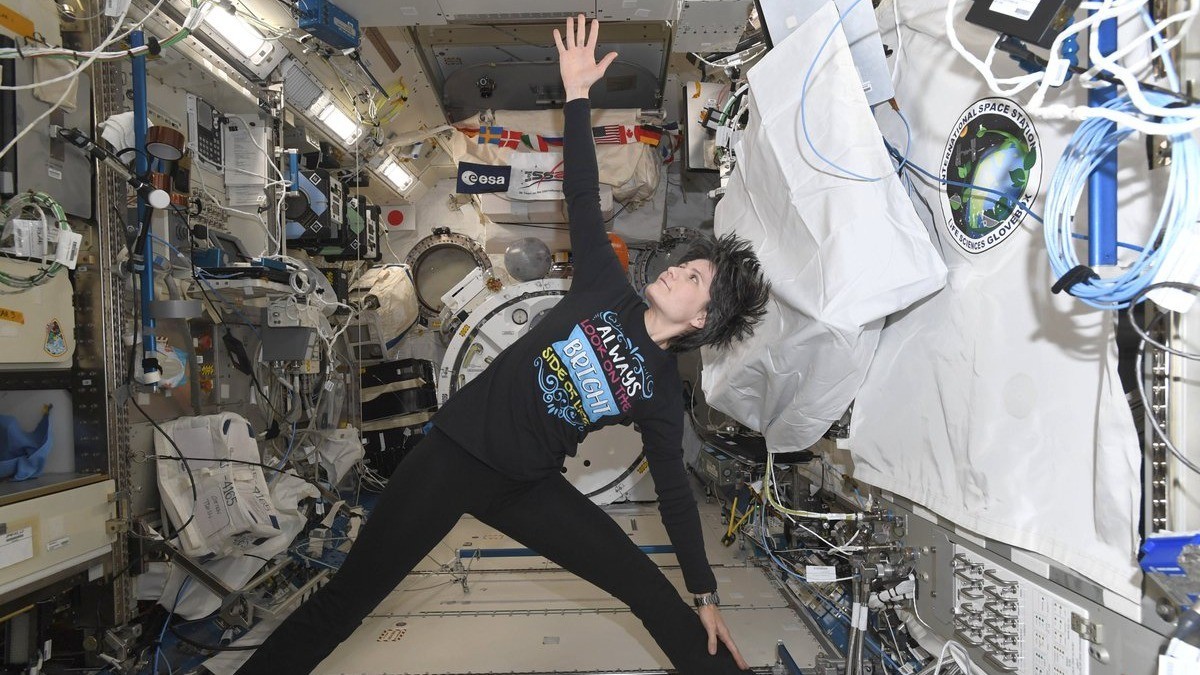 Star pose: Astronaut demos microgravity yoga on International Space Station