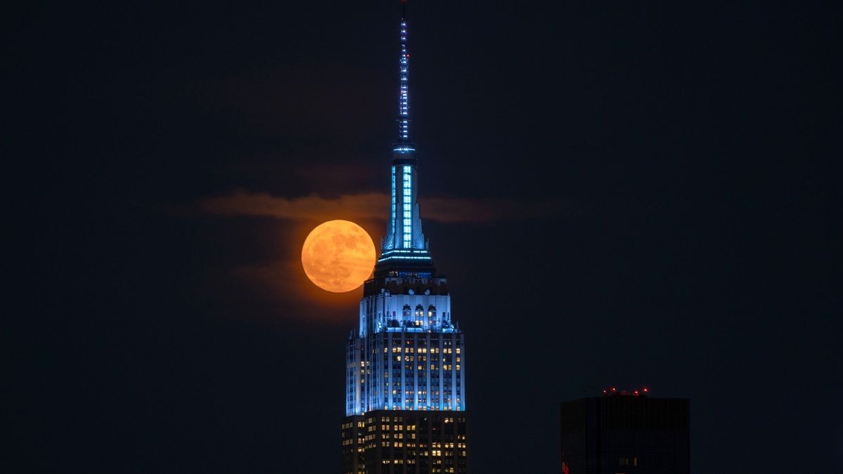 June's Strawberry Moon treats skywatchers to a rare low-riding show (photos)