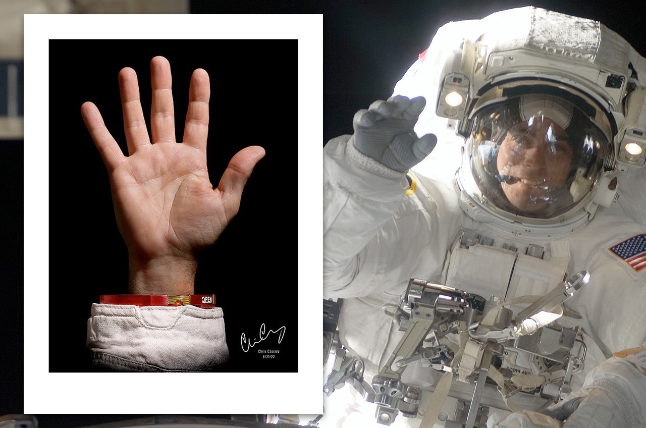Former astronaut Chris Cassidy raises hand for My Hand My Cause photo