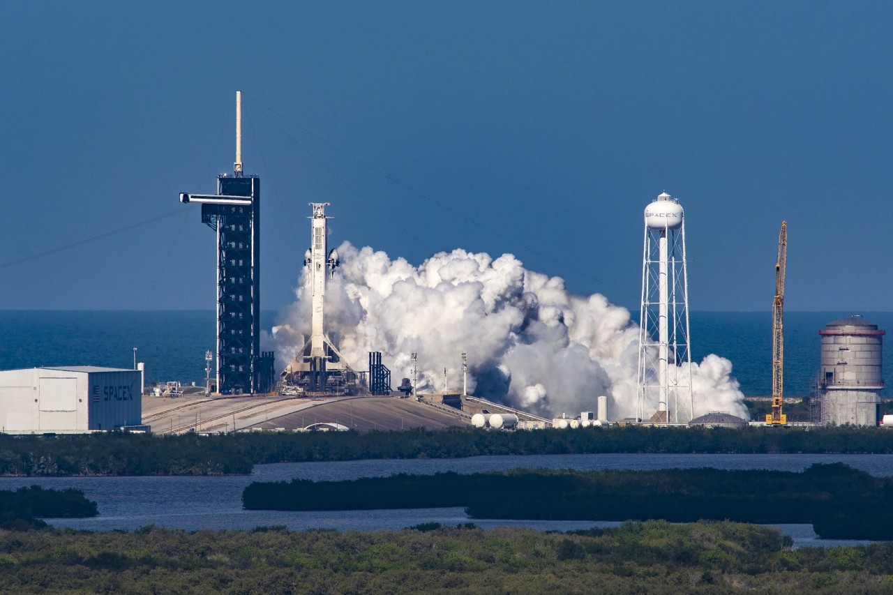 SpaceX fires up Falcon Heavy rocket ahead of Saturday launch (photo)