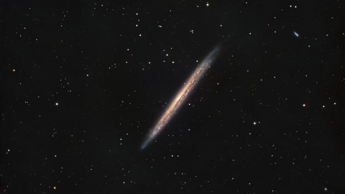 The Knife Edge Galaxy cuts a sharp profile in new amateur portrait (photo)